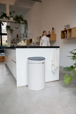 Brabantia Touch Bin Prullenbak 40 Liter -Brabantia Winkel 512731 01 5 EnvironmentImage e7f3574cd3 scaled