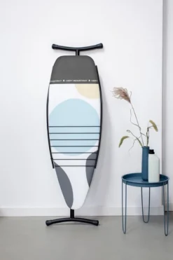 Brabantia Strijkplank D Met Hittebestendige Parkeerplaats - Met Linnenrek - 135 X 45 Cm - Spring Bubbles -Brabantia Winkel 799x1200 120