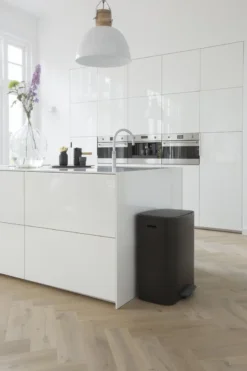 Brabantia Bo Prullenbak - 60 L - Met 80 Vuilniszakken - Matt Black -Brabantia Winkel 799x1200 22