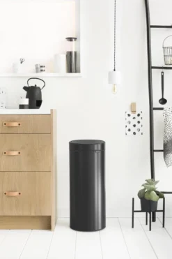 Brabantia Touch Bin Prullenbak - 30 L - Matt Black -Brabantia Winkel 800x1200 35