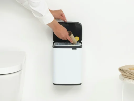 Brabantia Bo Touch Bin 4 Liter Met Kunststof Binnenemmer White -Brabantia Winkel Bo Waste Bin 4L White 8710755222344 Brabantia 300dpi 3912x2934px 6 NR 30277