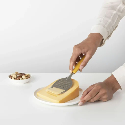 Brabantia Tasty+ Kaasschaaf Plus Kaasrasp Honey Yellow -Brabantia Winkel Cheese Slicer plus Grater TASTY Honey Yellow 8710755122965 Brabantia 300dpi 3352x3352px 6 NR 15349