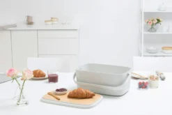 Brabantia Broodtrommel Nic Light Grey OP=OP -Brabantia Winkel Nic Bread Bin Light Grey 8710755128288 Brabantia 300dpi 6720x4480px 6 NR 17400