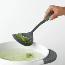 Brabantia Tasty+ Schuimspaan Plus Lepel Fir Green -Brabantia Winkel Skimmer plus Ladle TASTY Fir Green 8710755122767 Brabantia 300dpi 5198x5198px 6 NR 15292