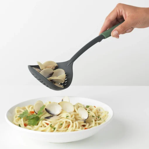 Brabantia Tasty+ Schuimspaan Plus Lepel Fir Green -Brabantia Winkel Skimmer plus Ladle TASTY Fir Green 8710755122767 Brabantia 300dpi 5198x5198px 6 NR 15293